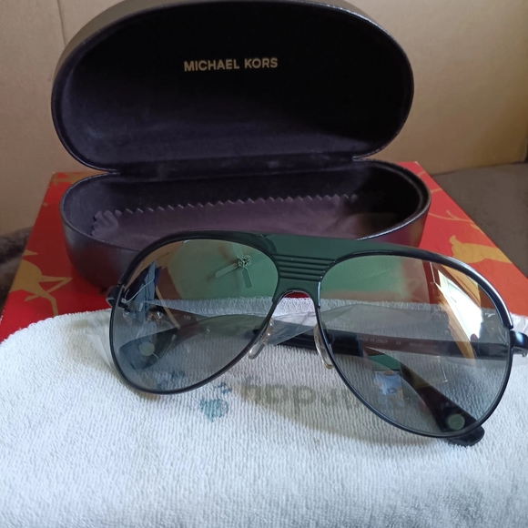 Michael Kors  Borden Pilot Sun Shades - Picture 2 of 16